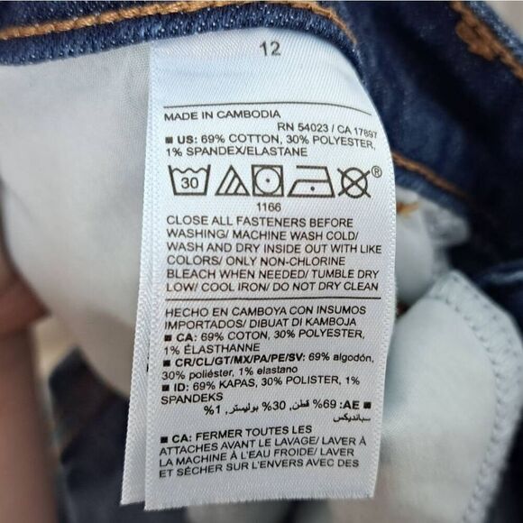 Old Navy Women's High-Waisted Wow Flare Jeans in Dark Wash size 12 - Picture 7 of 8